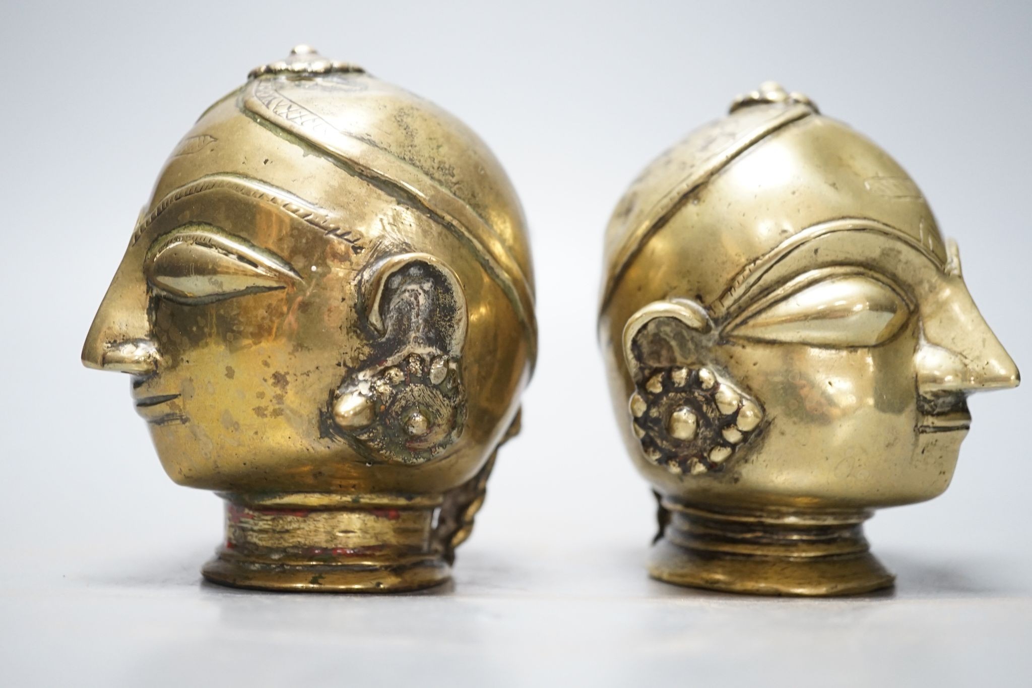 A pair of Indian bronze heads 11cm